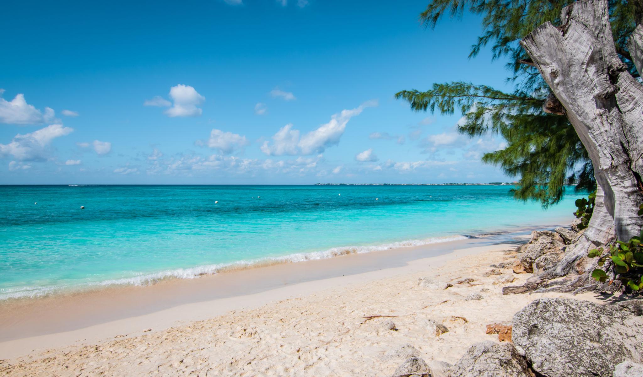 View of the Seven Mile Beach, Grand Cayman - Cayman Islands eSim
