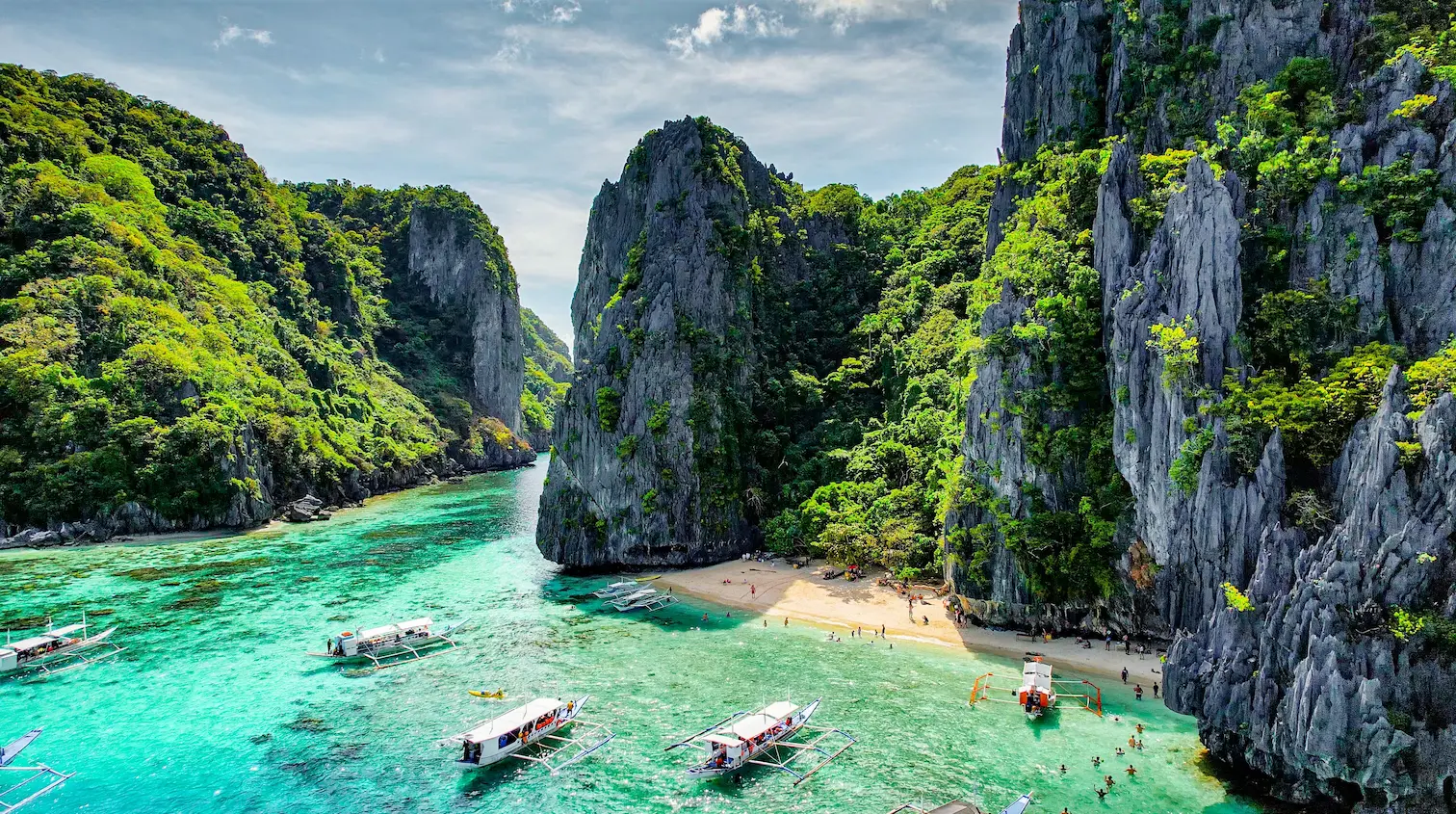 Limestone cliffs and turquoise lagoon in Palawan - Philippines eSIM